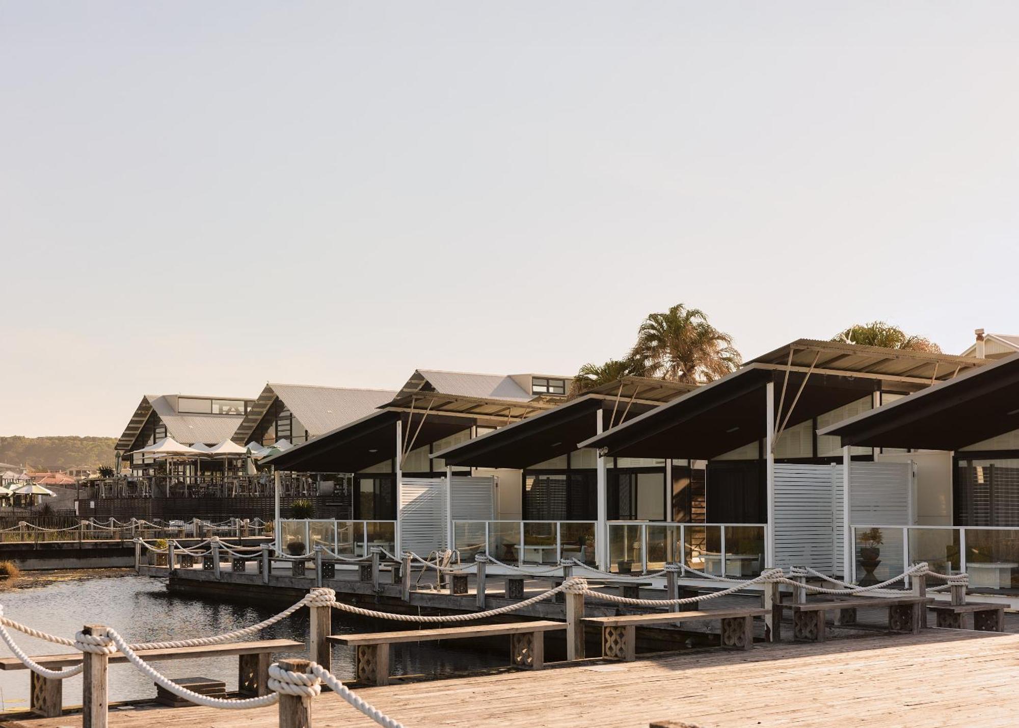 Caves Coastal Bar & Bungalows Кейвс Бич Экстерьер фото
