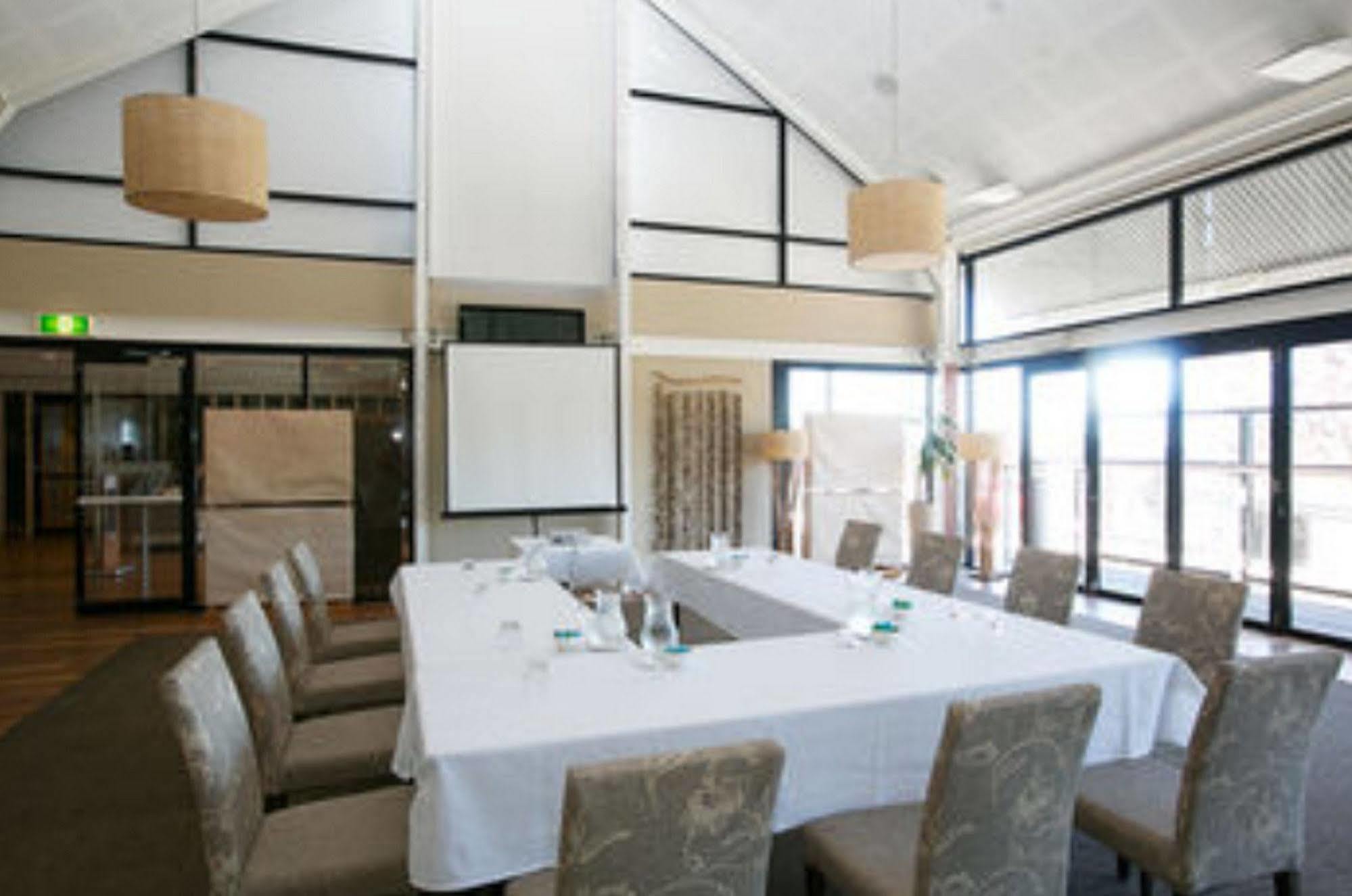Caves Coastal Bar & Bungalows Кейвс Бич Экстерьер фото