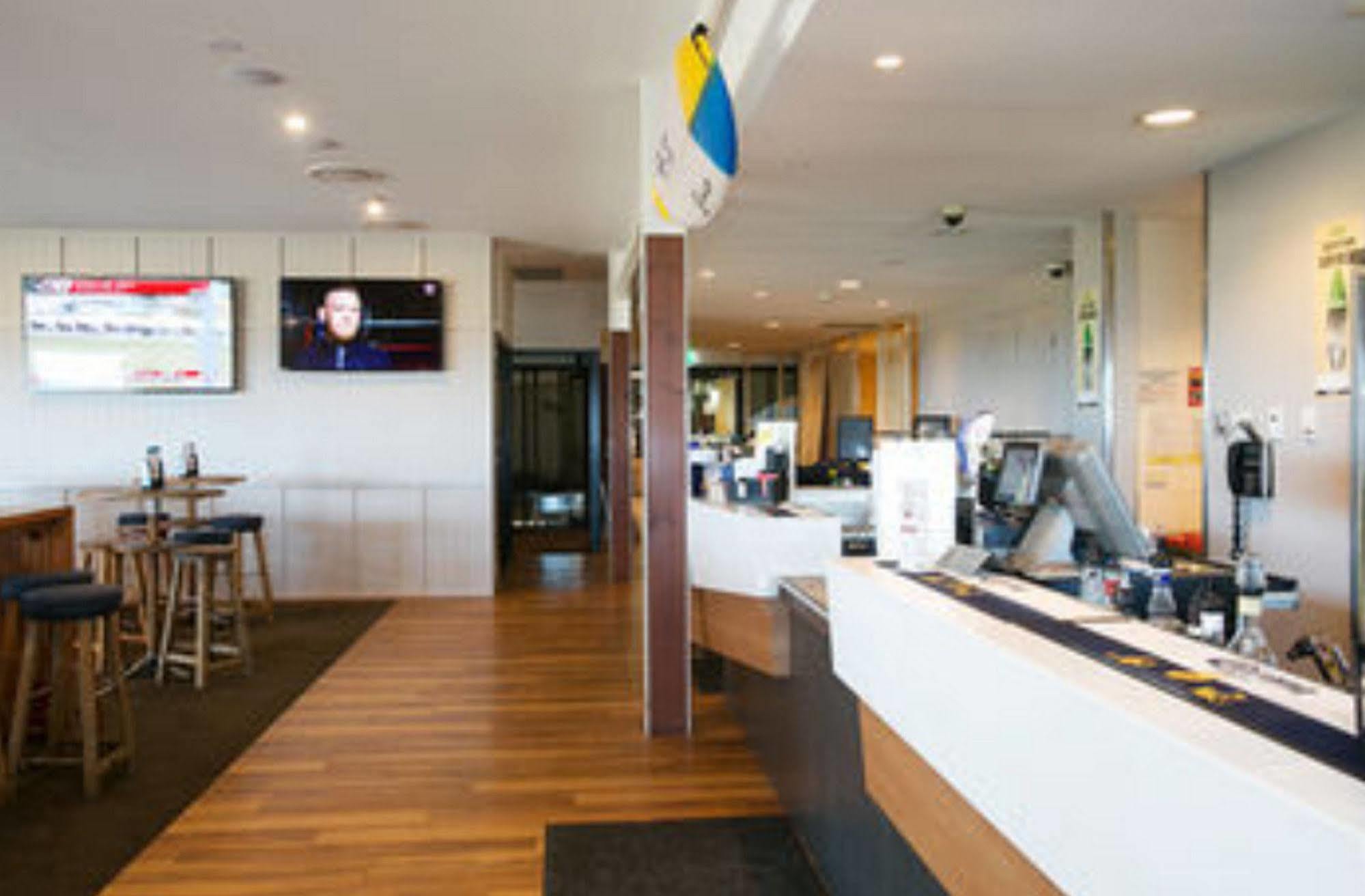 Caves Coastal Bar & Bungalows Кейвс Бич Экстерьер фото