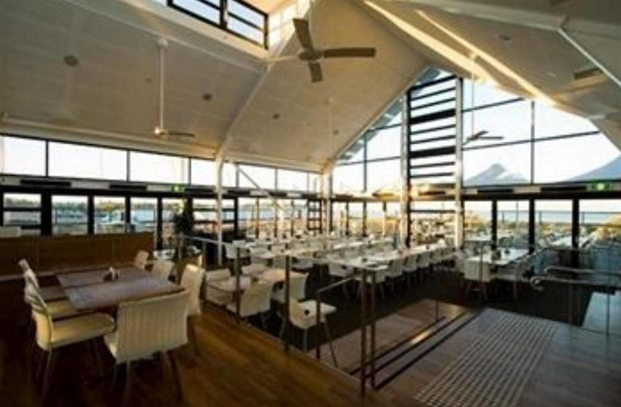 Caves Coastal Bar & Bungalows Кейвс Бич Экстерьер фото