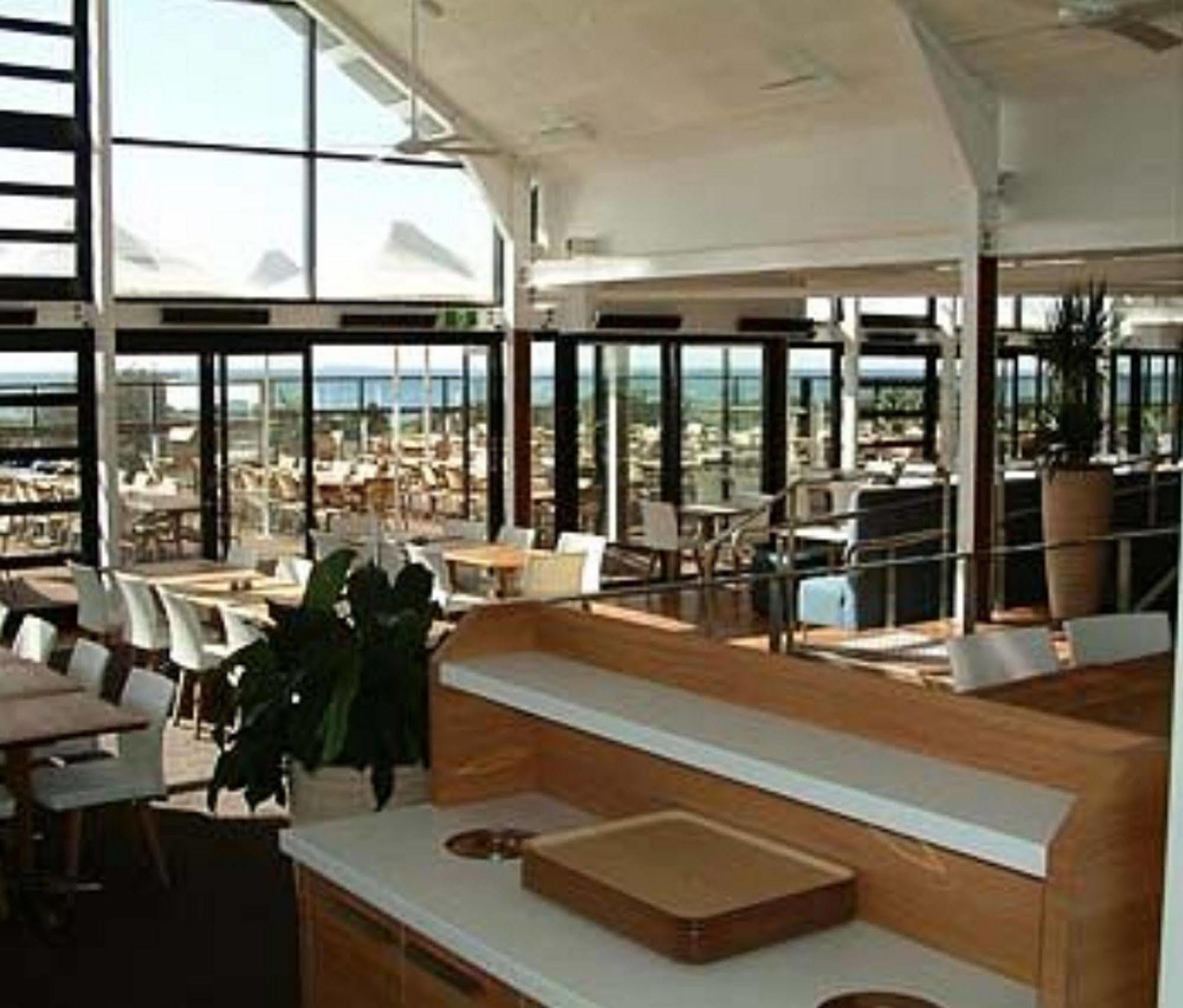 Caves Coastal Bar & Bungalows Кейвс Бич Экстерьер фото