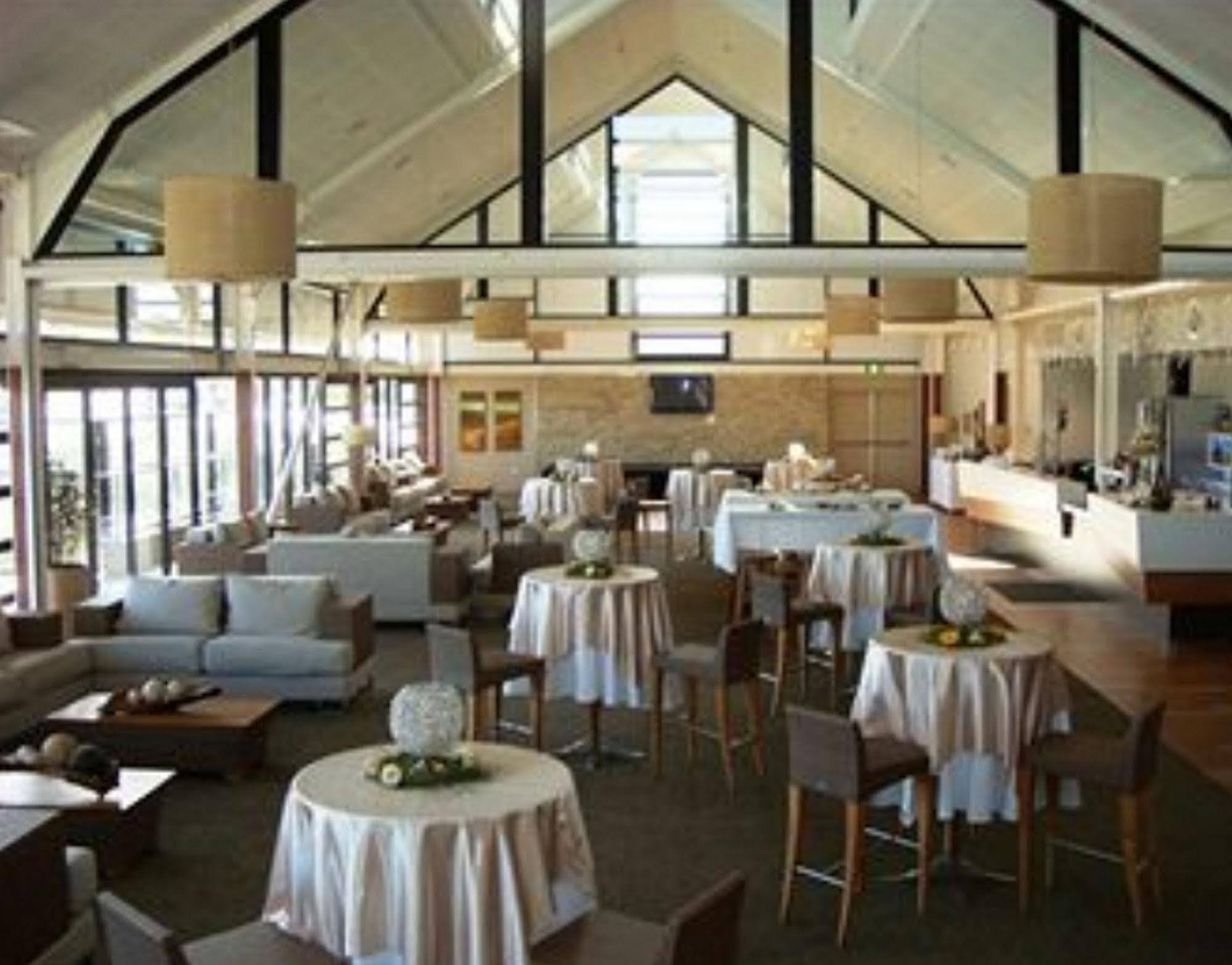 Caves Coastal Bar & Bungalows Кейвс Бич Экстерьер фото