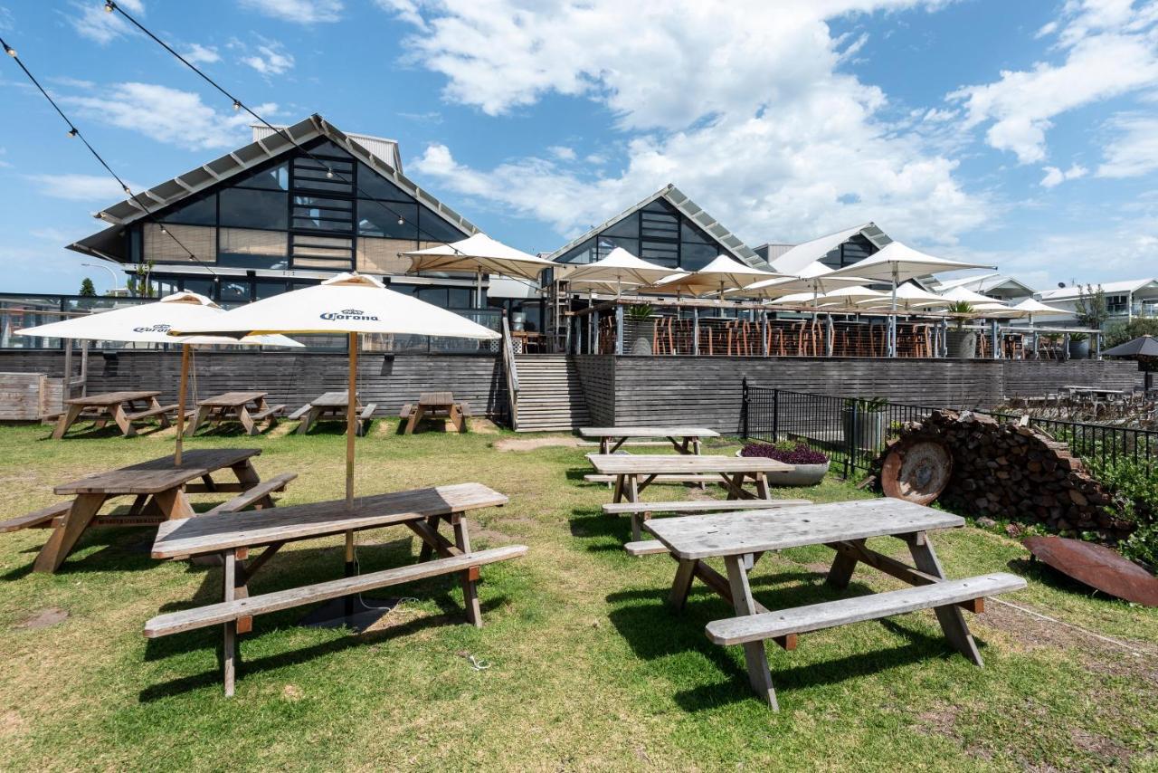 Caves Coastal Bar & Bungalows Кейвс Бич Экстерьер фото